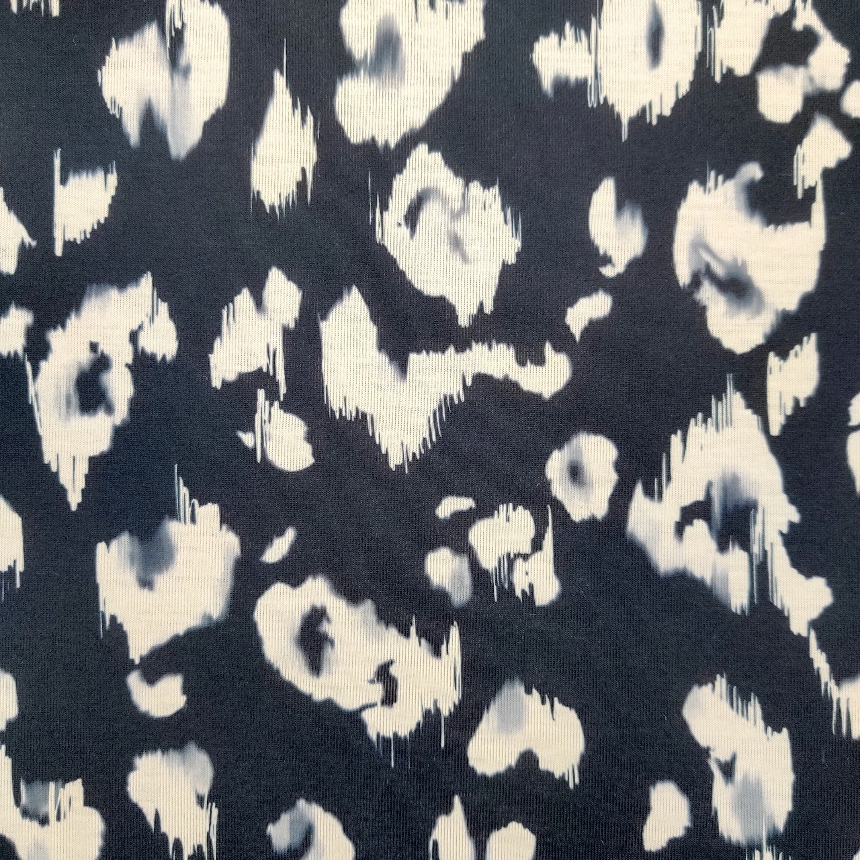 FS572 Monochrome Leopard