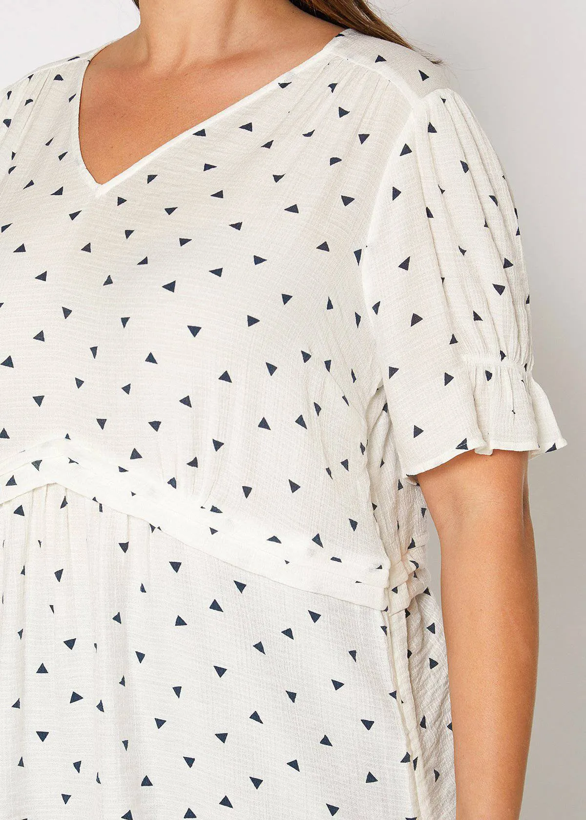 Plus Size Triangle Print Short Sleeve Blouse in White Triangle