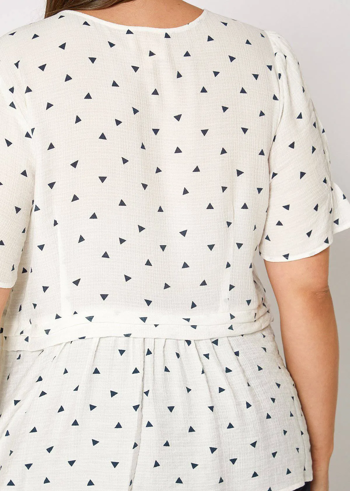 Plus Size Triangle Print Short Sleeve Blouse in White Triangle